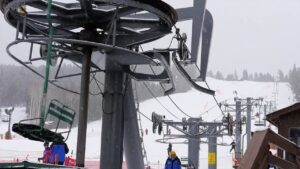 How much weight can a ski lift hold